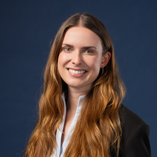 Porträt von Ann-Kristin Wagner vor dunkelblauem Hintergrund