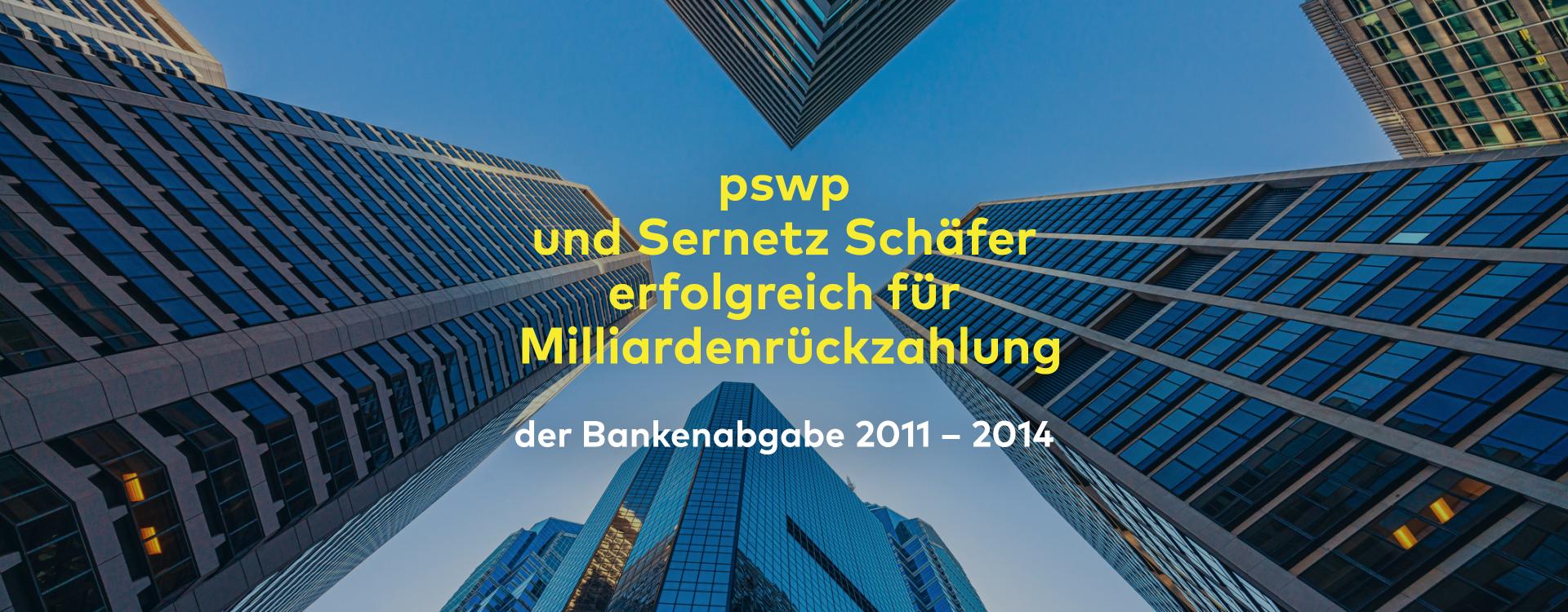 Ansicht mit Blick nach oben zwischen mehreren modernen Hochhäusern mit Glasfassaden vor blauem Himmel; in der Mitte gelber Text: ‚pswp und Sernetz Schäfer erfolgreich für Milliardenrückzahlung der Bankenabgabe 2011 – 2014‘.