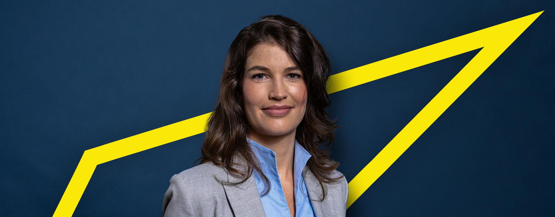 Porträt von Nele Lucht vor dunkelblauem Hintergrund mit gelbem grafischem Element