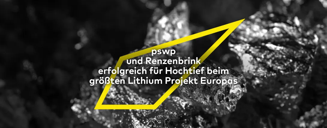 Schwarz-weißes Foto glänzender Lithium-Gesteine; darüber eine gelbe geometrische Kontur mit dem Text: "pswp und Renzenbrink erfolgreich für Hochtief beim größten Lithium-Projekt Europas".
