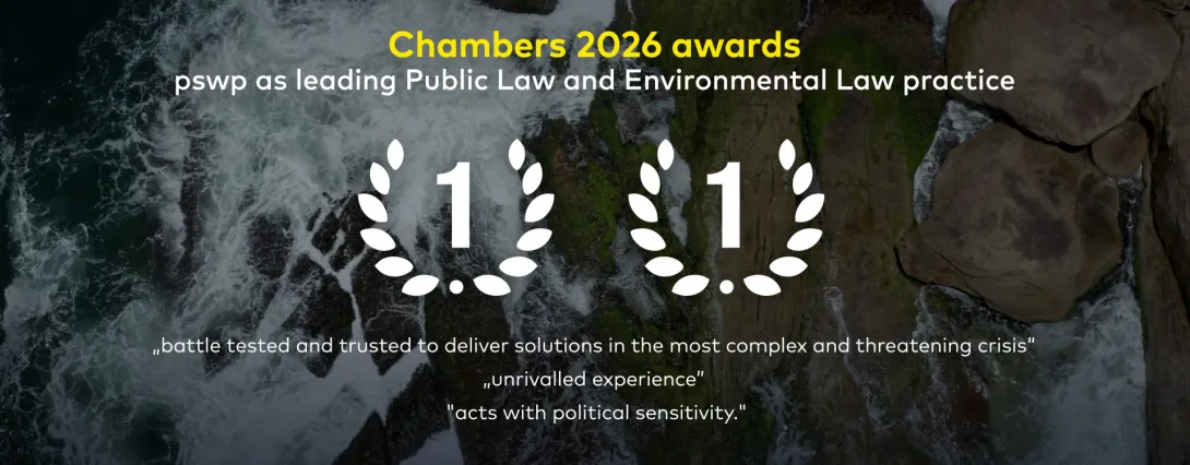 Chambers 2026 Awards: pswp als führende Kanzlei für Öffentliches Recht und Umweltrecht ausgezeichnet, zweimal Platz 1, dargestellt mit Lorbeerkränzen vor einer Luftaufnahme von Felsen und Meereswellen.